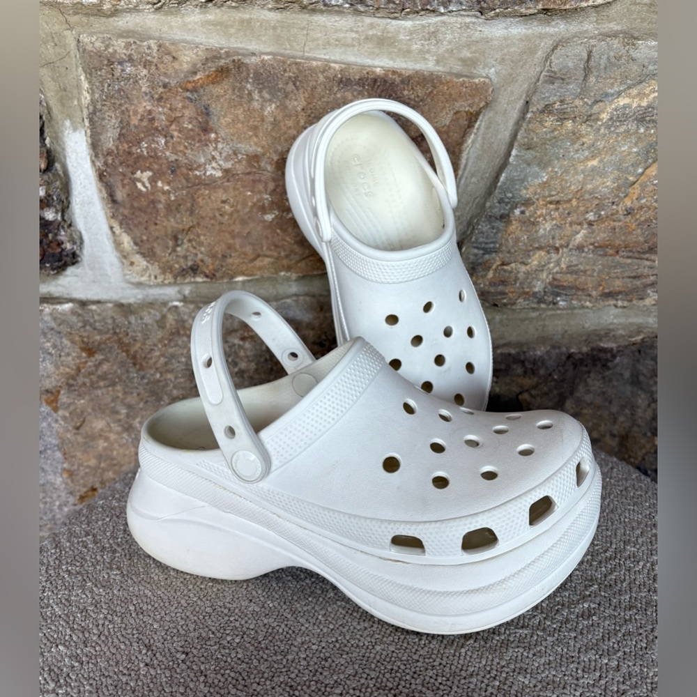 PLATFORM CROCS.